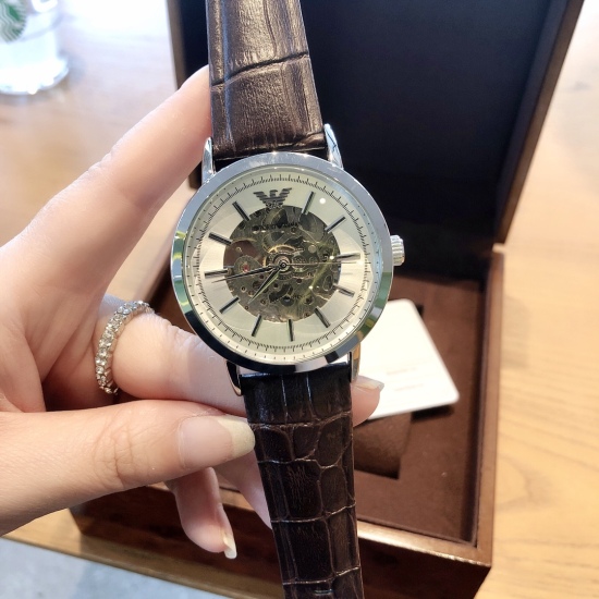 20240408 185 Armani brand: EMPORIOARMANI/Armani movement type: automatic mechanical watch type: men's watch dial shape: circular mirror surface material: mineral reinforced glass strap material: fine steel,/real calf leather strap dial diameter: 43mm dial