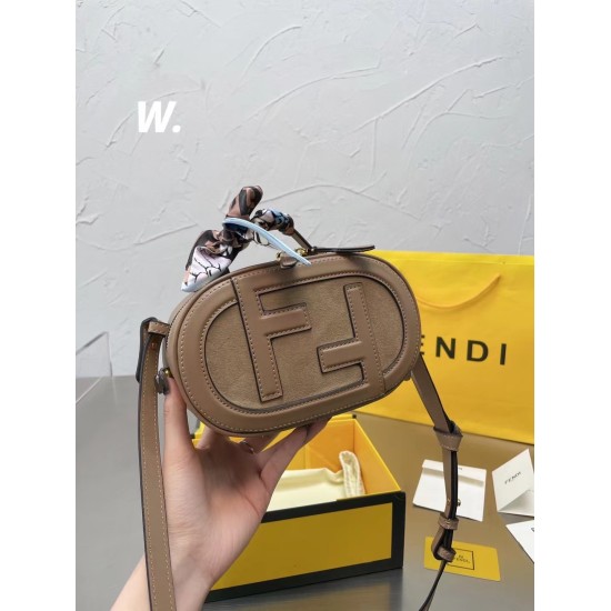 On October 26, 2023, the P265 Fendicamerase feels a bit like a pig's nose. The Fendi new bag camera case has a pig's nose flavor and feels just right in size. When paired with it, it will look very impressive. # Fendi 18cm gift box