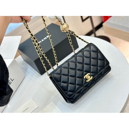 On October 13, 2023, 200 comes with a folding box and an airplane box size of 19 * 12cm. The Chanel Golden Ball Wealth Bag woc quality is very good! The bag has a slot and a hidden bag! Very practical!