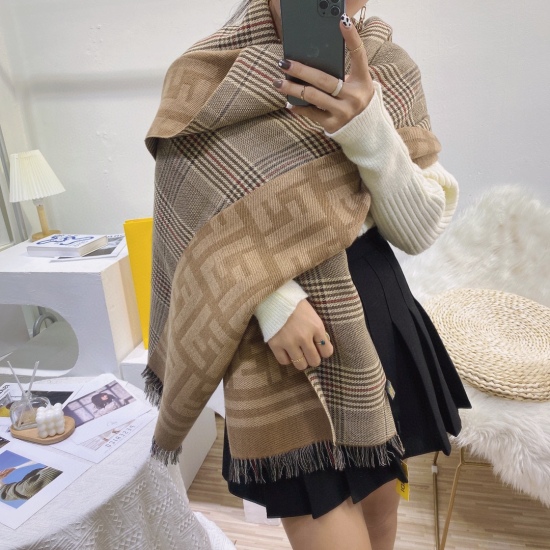 On May 5th, 2023, the latest version of the FENDI counter, Super Love, is a lightweight scarf made from checkered cashmere fabric and decorated with the Prince of Wales checkered pattern on the back, creating a large feeling in minutes; Fringe details are