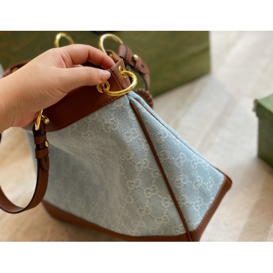 On March 3, 2023, the size of the 210 matching box is 32 * 26cmGG denim shopping bag. I have to admit that this denim antique bag is beautiful, light colored denim paired with brown cowhide, and a full heart adds an absolute white moonlight