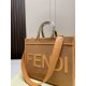 2023.10.26 P215 (no box) size: 3530FENDI Fendi's latest woolen tote bag: The body is very lightweight, with wide shoulder straps: The color is super versatile when disassembled, and the upper body becomes queen in one second