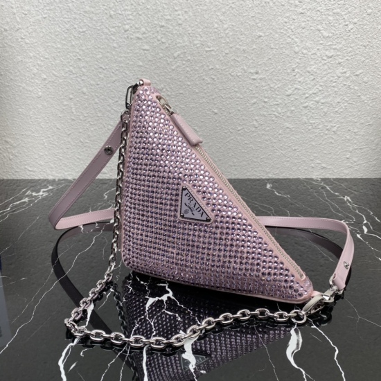 On March 12, 2024, the original 730 special grade 8502023 new triangular crystal bag 1BC190 features a full body imitation crystal decoration. Through in-depth exploration of the triangle, it inspires a new geometric form and reinterprets Prada's long-sta
