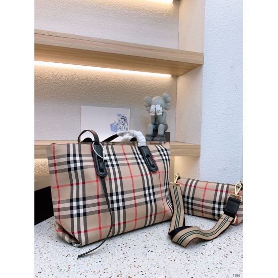 2023.11.17 P195 Two Piece Burberry Shopping Bag Purchase Grade Embroidery Shopping Bag Mother Bag. This year's heavyweight seasonal exclusive pattern combines two different styles, handsome and elegant, blending the fashion and personality of the new gene