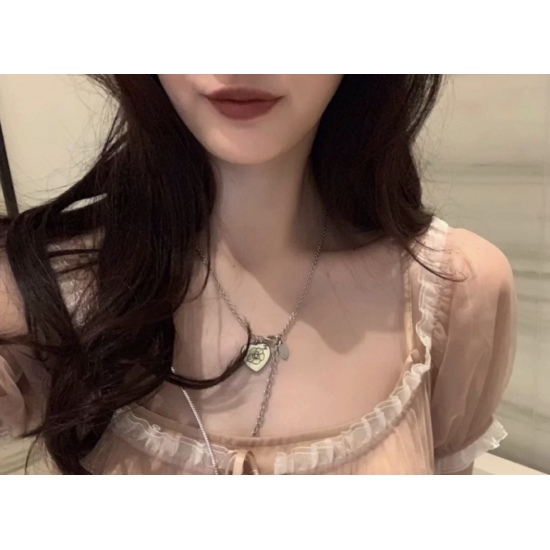 twenty million two hundred and forty thousand four hundred and eleven BAOPINZHIXIAOCh@nel Vintage Middle Ancient Camellia Peach Heart Necklace ♥️  Follow the trend, Jennie, make no mistakes! Don't be too gentle, the color of super milk! Advanced customiza