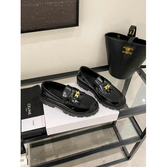 20240403 310Celine Triumphal Arch thick sole flowing tassel loafers are truly amazing. The hollowed out Triumphal Arch gold buckle continues the classic black and gold color scheme, with a retro tassel design that is very versatile and friendly to young g
