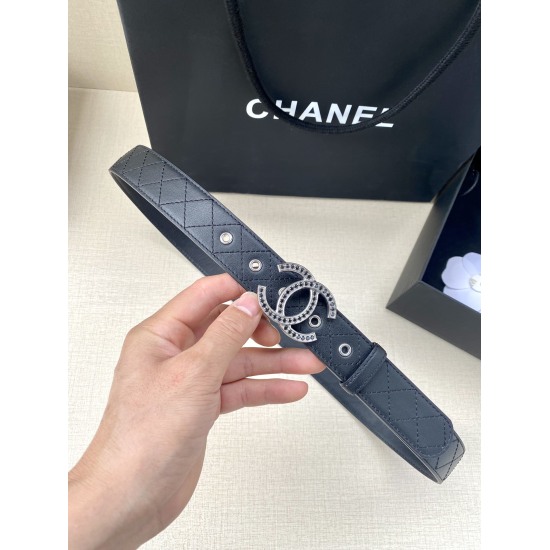On December 14, 2023, the classic Chanel model with a width of 3.0cm added a lot of luxury to the waistband with a body and tail hole rivet decoration. Choose gold and silver metal inlaid diamond steel buckle. Women's versatile style!