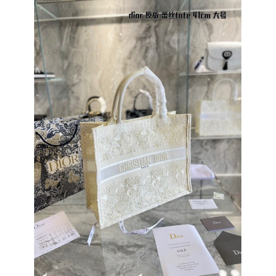 On October 7, 2023, the new large Dior Book Tote for p325 is an original work signed by Maria Grazia Chiuri, the artistic director of Christian Dior, and has now become a classic of the brand. This small style is designed specifically to accommodate all y