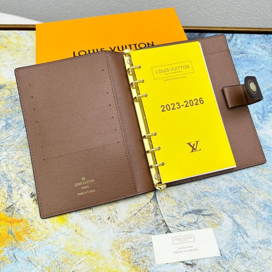 2023.09.27 M20004 Notebook Silk Screen Lion Physical Photography~Fine Workmanship [Special Introduction] Overseas Special Supply (Special Container Goods) adopts fully imported leather, the latest calendar, LV brand new hardware buttons, card insertion, p