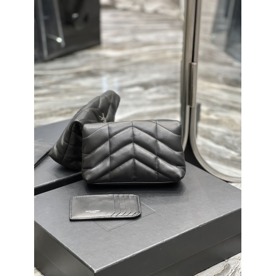20231128 batch: 570 black with silver buckle Loulou buffer_ The trumpet carrying a bag is coming! The whole bag is made of soft Italian sheepskin, paired with Y family diagonal stripe stitching technology. It has a soft texture front flap bag, paired with