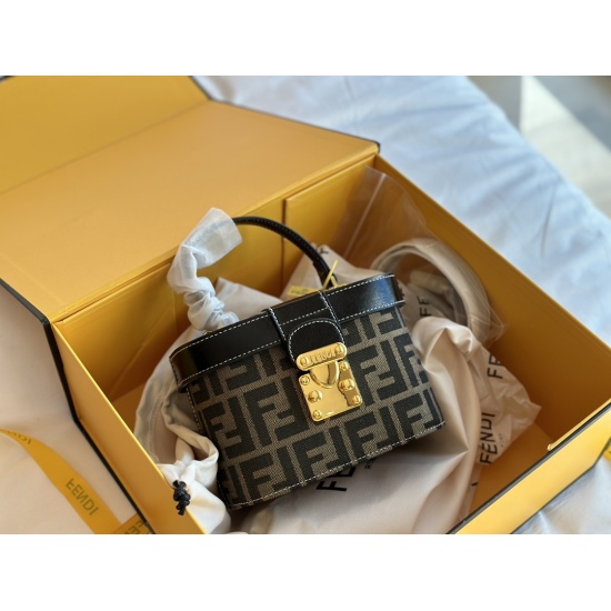 2023.10.26 220 box size: 18 * 12cm Fendi box bag! Square and upright, the back and upper body will not be too formal and old, and there is also a huge capacity!
