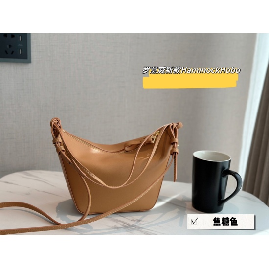 2023.09.03 195 box size: Bottom width 17, top width 27 * height 16cm Loewe Hammock Hoboloewe hammock hammock bag is super cute. I love it after watching the trailer, it's very cute, and the leather is also very smooth to touch, not astringent!