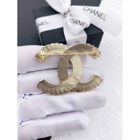 20240413 p70CHANEL small fragrant pearl row diamond double c brooch, high-end quality, same material in the counter, genuine brass, ion plating, exclusive live photos ‼ Exquisite and delicate craftsmanship, the heavy-duty version is a super fairy and beau
