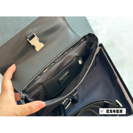 2023.09.03 195 box (upgraded version) size: 20 * 16cmprad men/women mobile phone bag The size is just right! Original nylon material! Waterproof and wear-resistant