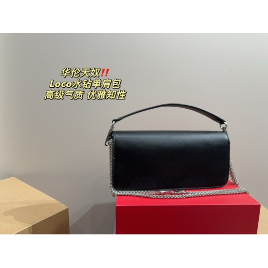 2023.11. 10 large P215 folding box ⚠️ Size 28.12 Small P210 Folding Box ⚠️ The size of the 20.10 Valentino Loco rhinestone shoulder bag exudes a sense of sophistication. It looks very versatile on the body, and there's no pressure on the back. No girl can