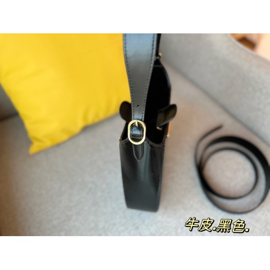 On June 6, 2023, 230 comes with a box of cowhide size: 27 * 20cmprad cleo. The design of the Prada Cleo underarm bag has a strong sense of 3D, and you can feel its beautiful streamline through the pictures, which has a high fashion feel.