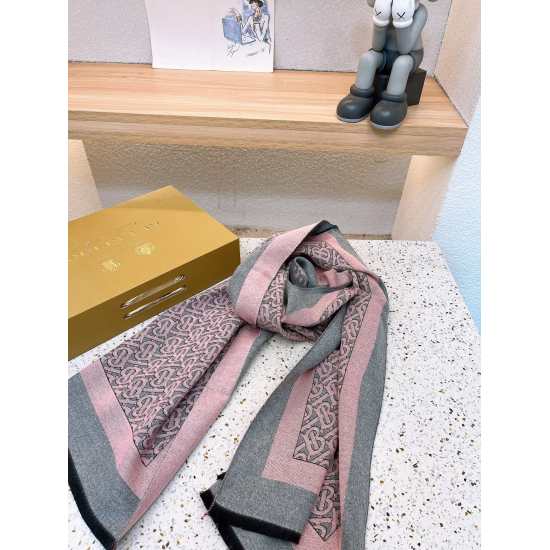 2023.11.17 High end cashmere scarf P135 gift box packaging. The Burberry classic scarf is truly authentic! This scarf is suitable for spring, autumn, and winter! It looks great as a shawl! Brighten the skin tone! The upper body effect has a very powerful 
