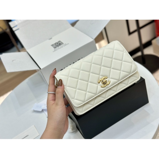 On October 13, 2023, 205 comes with a folding box and an airplane box size of 19 * 12cm. The quality of the Chanel Classic Wealth Bag is very good! The bag has a slot and a hidden bag! Very practical!