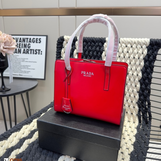 2023.11.06 220 Gift Box Prada Handbag Prada Prada has been really popular lately. In my mind, I suddenly came up with N matching methods, which are very versatile, and the upper body is also very good! Size 22 18cm