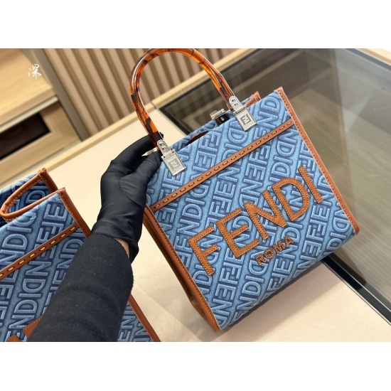 2023.10.26 240 245size: 23.23cm 36.29cm Fendi peekabo Shopping Bag: Classic tote design! But the biggest feature of this one is: portable: crossbody!