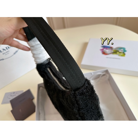 2023.11.06 P150 (with box) size: 2112PRADA Prada Autumn/Winter New Hobo Underarm Bag Embroidery, lettering, badge and punctuation on the front, zipper open:! Nylon webbing handheld, can be carried under the armpit - super cute and versatile, perfect for w