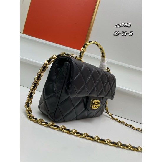 On July 20, 2023, CHANEL's new 23 year handle split leather stock: Sheepskin series: Brushed gold metal chain split leather, classic design: This bag does not give up sheepskin, which is in line with the elegant and intellectual temperament of Chanel Co M