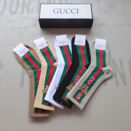 2024.01.22 Comes with packaging (one box of 5 pairs) Gucci Gucci's new ribbed bee long socks, made of pure cotton fabric, a must-have for trendsetters, a popular Gucci style, classic embroidered double G mid length socks with cuffs, personalized and fashi