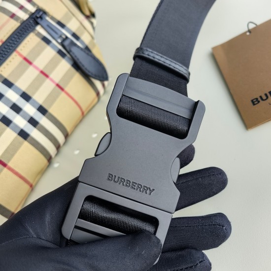 On March 9, 2024, the original P530 design drew inspiration from the street style of the 1990s, with a refreshed decoration of Burberry plaid and incorporating brand iconic collection elements. Adjustable buckle bag with 1 rear zipper, outer pocket, zippe