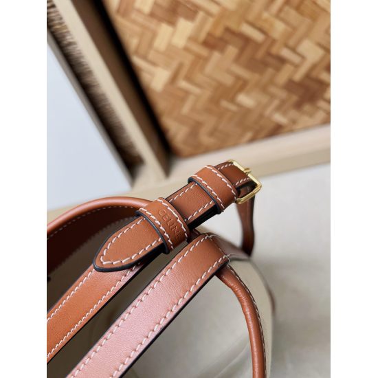 20240315 P680 CELINE 2022 Spring/Summer New CUIR Bucket, featuring a Triumphal Arch three-dimensional large logo for more intellectual maturity, and a high-quality leather material with a lighter upper body weight using full leather. Adjustable shoulder s