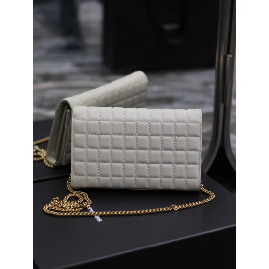 20231128 Batch: 610CASSANDRE_ Chain bag is a super practical small bag, made of Italian imported original lamb skin, with full leather inside and outside. Paired with square grid stitching and meticulously handcrafted, the classic metal logo showcases ind