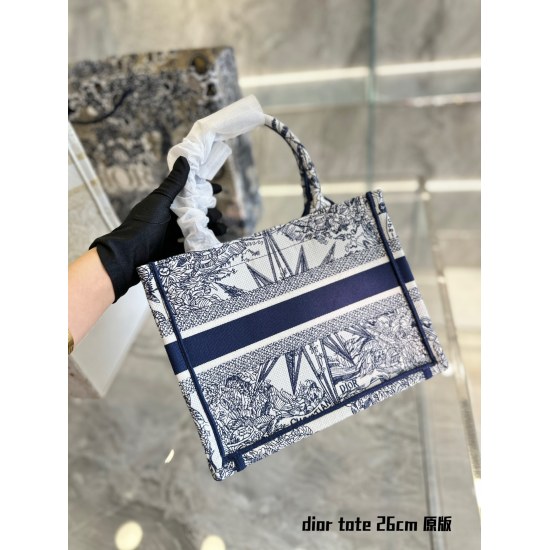 On October 7, 2023, the Dior Original Dior Tote Tote Bag is the most recognizable among Dior bags, with classic and durable patterns and embroidery. Large capacity and light weight make daily commuting, work, business trips, and travel very convenient. Th
