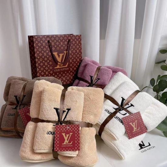 2024.01.22 LV (Louis Vuitton) is a multifunctional bath towel! The Louis Vuitton towel and bath towel set is here, exported to Paris Dior, France. The Parisian fashion once again enters your bathroom, washing your face and taking a shower with more temper