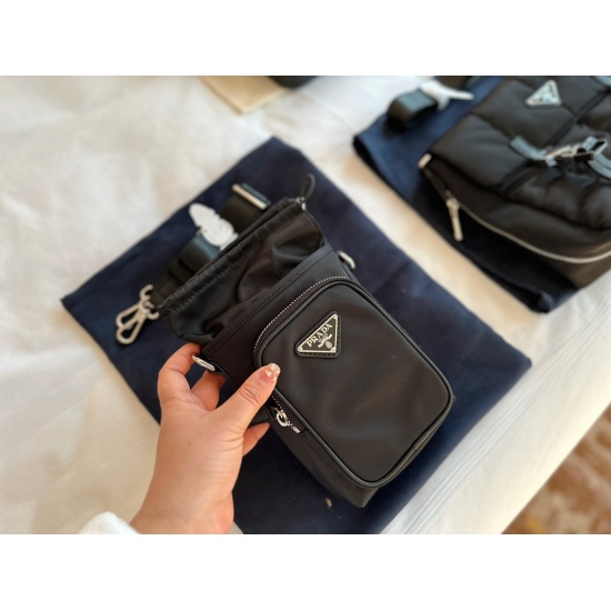 2023.11.06 175 box size: 13 * 23cm (suction position) prada men/women mobile phone bag The size is just right! It's really a clothing artifact! A super bad one to buy, it's just a blessing for men! Original nylon material! Waterproof and wear-resistant