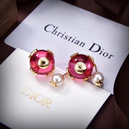 July 23, 2023 ❤️ Dior's 2023 new line of top brands love Dior's new bee earrings, a metal texture retro version of the letter trendy style that grabs the limelight. It is fully capable of modern young people's street photography, vacation fashion, and bec