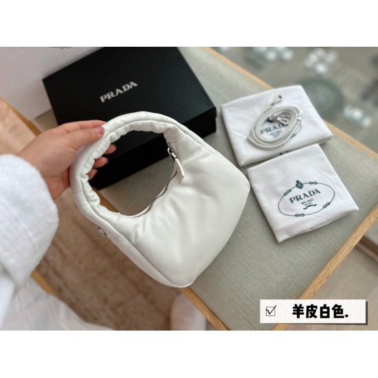 2023.11.06 255 comes with a box of sheepskin size: 21 * 14cm. New soft Nappa leather is small and cute, with a special touch of sheepskin. Prad's new Nappa sheepskin underarm bag is super soft and delicate, holding a cute, romantic and fashionable atmosph