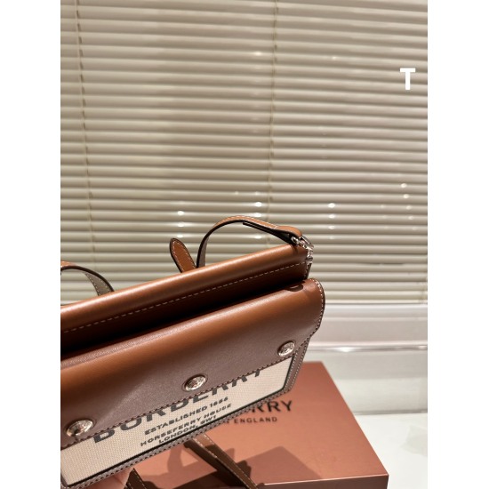 2023.11.17 P215 Autumn's First Bag | The Burberry Crossbody Bag is indeed the most suitable bag for autumn. It can be carried and shouldered, with a super large capacity. The entire bag is square, retro and cute, making it perfect for autumn. Not only do 