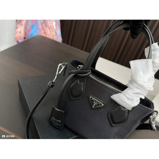2023.11.06 150/75 Gift Box Prada Tote Package is an irresistible choice, and has existed since ancient times. Many struggling households will choose it first! The concave shape is also appropriate, super fashionable!! Size: 22.18cm/14.13cm