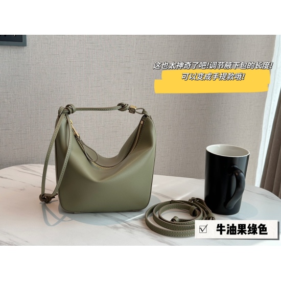 2023.09.03 195 box size: Bottom width 17, top width 27 * height 16cm Loewe Hammock Hoboloewe hammock hammock bag is super cute. I love it after watching the trailer, it's very cute, and the leather is also very smooth to touch, not astringent!