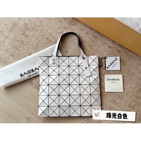 2023.09.03 165 Unpacked Upgrade issey miyake BAOBAO Miyake 6x6 Shopping Bag Size 34x34cm 〰️ Pearlescent white is too suitable for summer. It's light, convenient, and refreshing. It comes with a genuine black and white card and seamless hardware splicing o