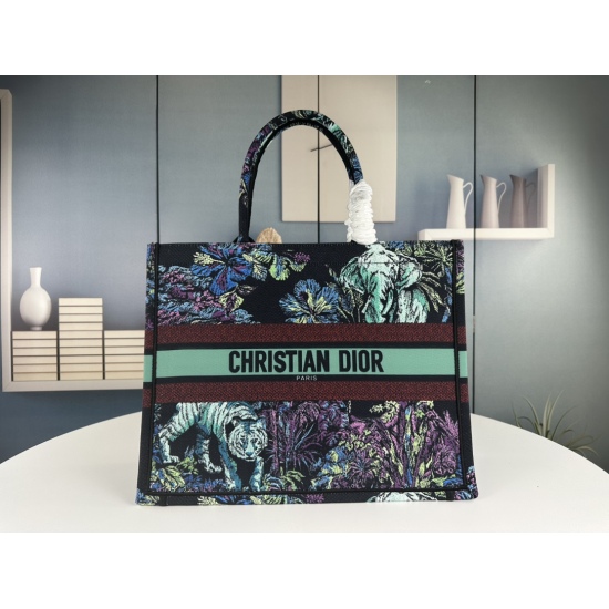 July 10, 2023, Book Dior Counter New Shopping Bag! Counter synchronization update! Star limited edition with the same model! Super stylish! High quality imported fabric! There is no pressure to enter or exit the counter at will! The preferred size for lar