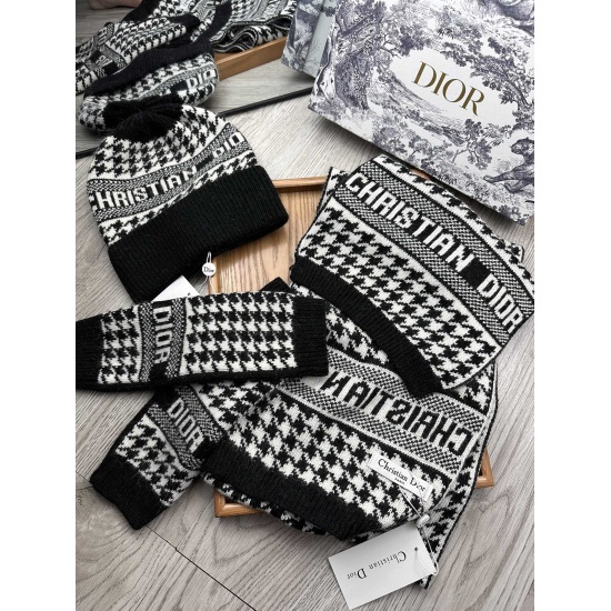 2023.10.02 180. D family. Wool set hat ➕ scarf ➕ Three piece gloves set: Classic set hat! Warm and super comfortable~Winter Little Sister's Age Reducing Tool Oh~This winter, you just need such a set of hats~It's both warm and fashionable! Unisex! Can be m