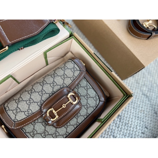 2023.10.03 215 High Order Edition (Gift Box) Size 20 * 14cm Full Set Customized Packaging ‼ Classic coffee colored saddle bag with cute size and two shoulder straps for easy switching. Perfect combination of thick and thin shoulder straps. Search for GG 1