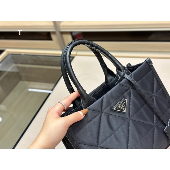 2023.11.06 200 195size: 39.31cm 28.22cm Prada Shopping Bag! Prada is big and convenient! It is indeed a practical and durable model, I really like its layout!