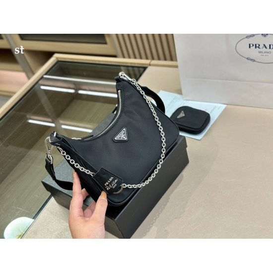 2023.11.06 195 box size: 22.17cm Prada hobo underarm bag, Prada three in one! A large bag similar to a dumpling bag with a small bag, a wide shoulder strap with a chain, instantly came up with N matching methods in my mind, very versatile, and the upper b