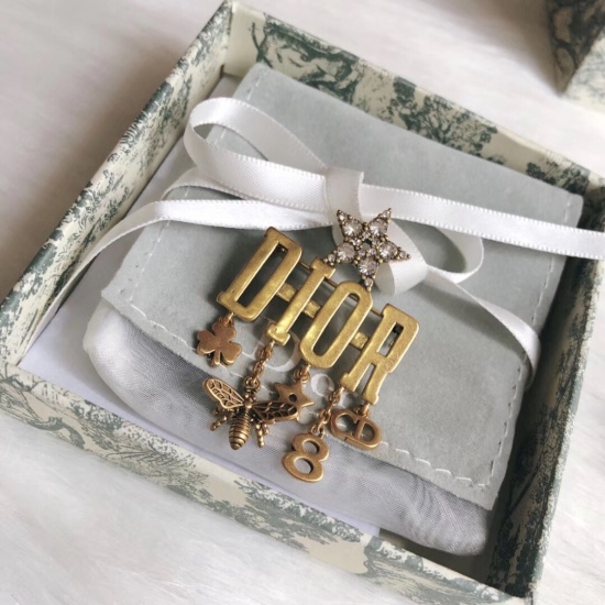 20240411 BAOPINZHIXIAAODior 2021 Autumn/Winter New Product Star Letter Pendant Bracelet Clover Bee Star 8-character CD Major Internet Celebrities Same style Bracelet Crafted with Precision, Original Version Consistent Vintage and Old Treatment, Original V
