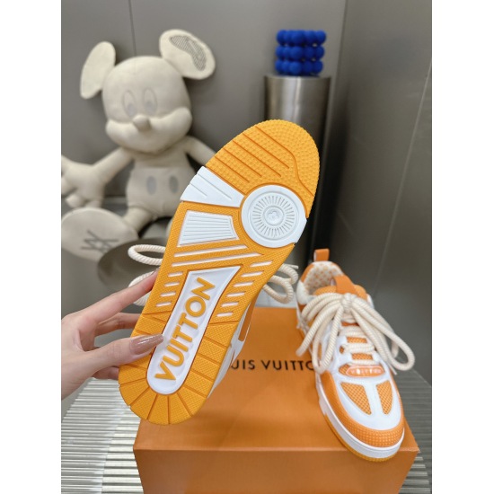 On November 17, 2024, LV Skate brand L family SKATE series 23ss new Tariner denim four leaf clover sports shoes, skateboard shoes, and couples purchased and developed the original version. This LV Skate sports shoe made its debut at the autumn/winter show