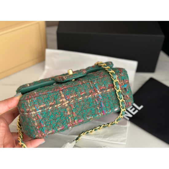 On September 3, 2023, with a box size of 20cm, Xiaoxiangjia's new thick thread green woolen cloth is so beautiful. Mrs. CF is so beautiful that a bag in my heart feels like it's mine at first glance! [bared teeth] [bared teeth] [bared teeth]