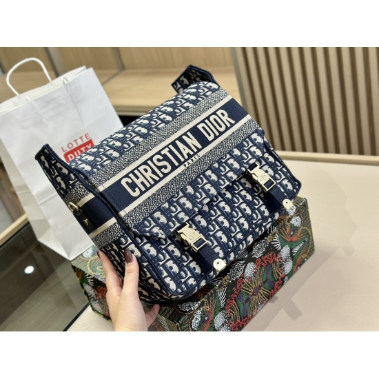 On October 7, 2023, 370 comes with a foldable box (high order version) size: 29 * 28cm Dior Camp large postman is really beautiful! Self weight is very light! Super good-looking! Both men and women! Search for Dior messenger packages