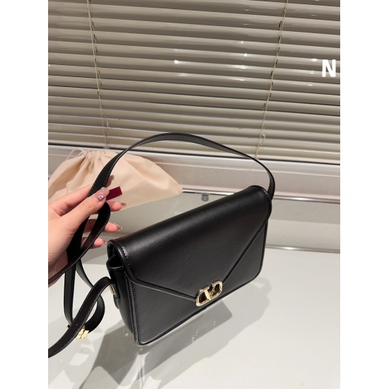2023.11.10 P215 size 24.15 Valentino envelope package is exquisite, beautiful, advanced and elegant. It is easy to control. No clothes or seasons can be selected all the year round. cool and cute can be carried by tall girls, and temperament can be carrie
