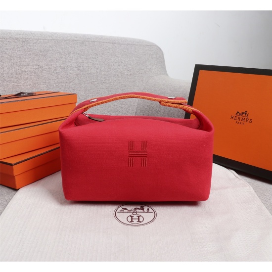 20240317 Hermes (top-level version) 2020 newly released toiletries bag Trousse Bride-A Trace, also known as lunch box bag Large size: 25 * 21 * 14 Batch: 600 Small size: 21 * 17 * 12 Batch: 580 Capacity is very considerable, with a few inner pockets insid